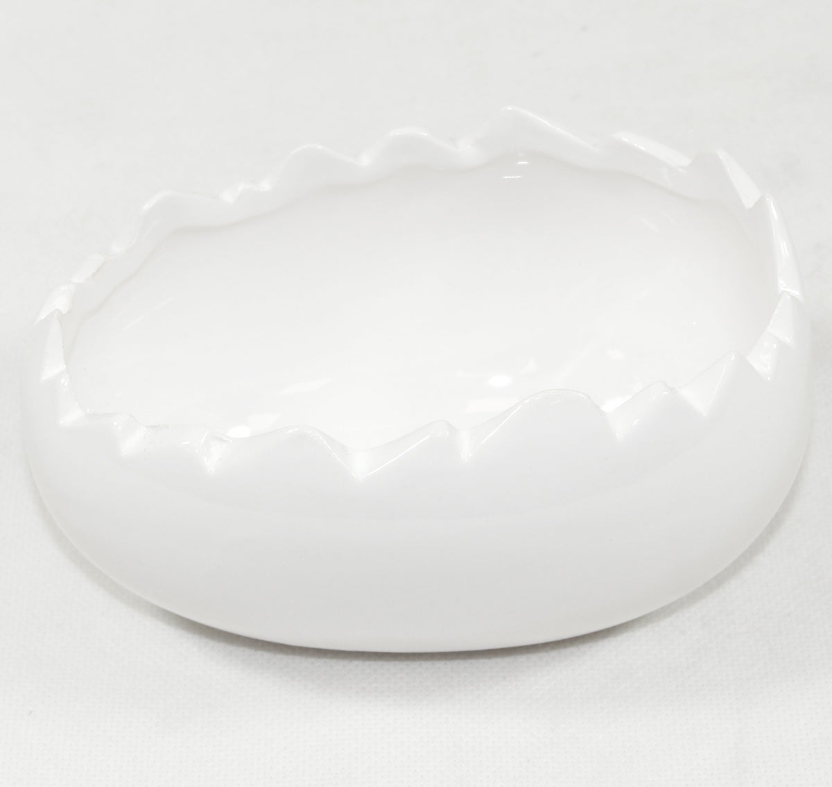Ghiveci suport ou ceramică alb decorativ, ideal pentru Paște, primăvară, cadou sezonier și decor casă elegant și minimalist.