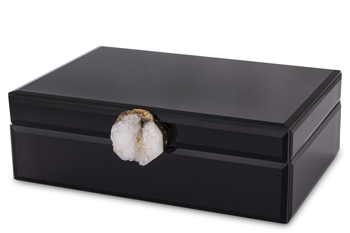 Cutie elegantă pentru bijuterii din sticlă neagră, ideală pentru organizarea și protejarea accesoriilor tale. Designul modern și sofisticat o face perfectă pentru dressing sau cadou special. Este atât practică, cât și decorativă, adăugând un aer luxos spațiului.