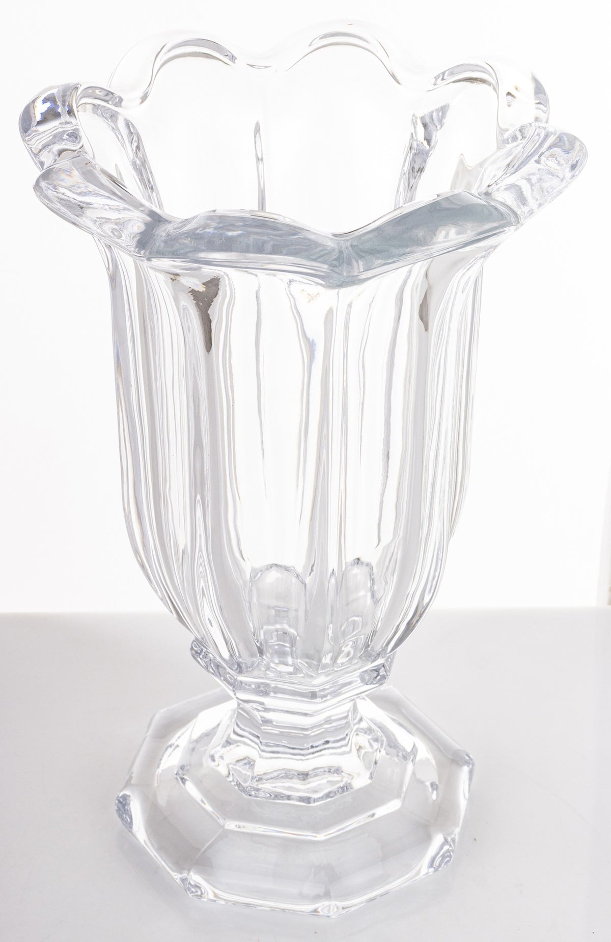 Vază sticlă masivă cu picior transparent, ideală flori, decor modern și cadou elegant de casă nouă.