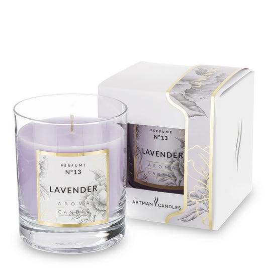 Lumânare parfumată cu aromă de lavandă, creată pentru relaxare, calm și atmosferă cozy în casă. Ideală pentru seri liniștite, baie sau dormitor, ajută la reducerea stresului și creează un ambient plăcut. Este și un cadou perfect pentru iubitorii de home spa.