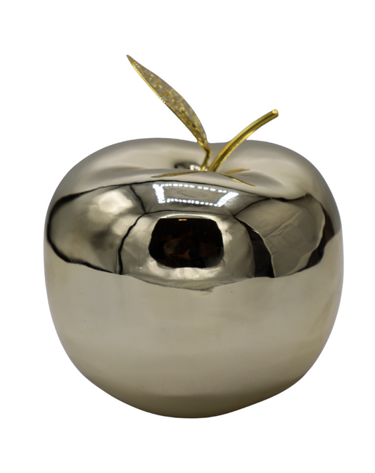 Decorațiune în formă de măr realizată din ceramică aurie cu codiță metalică elegantă, ideală pentru decoruri moderne și sofisticate. Aspectul său premium și finisajul strălucitor completează armonios spațiile elegante și adaugă un accent decorativ rafinat pentru living, dining, birou sau vitrine decorative. Simbol al prosperității și armoniei, acest măr decorativ reprezintă o alegere inspirată pentru cadouri de casă nouă, aniversări sau persoane pasionate de accesorii decorative luxoase.