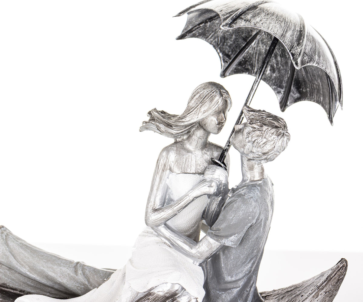 Figurină cuplu în barcă sub umbrelă decor romantic, simbol iubire și călătorie în doi, ideală cadou aniversare, nuntă și casă nouă.