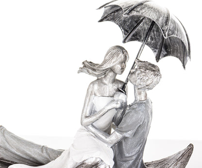 Figurină cuplu în barcă sub umbrelă decor romantic, simbol iubire și călătorie în doi, ideală cadou aniversare, nuntă și casă nouă.