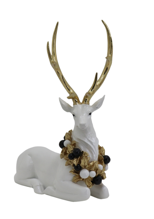 Figurină decorativă mare în formă de cerb de Crăciun, creată pentru a aduce eleganță, magie și spirit festiv în orice decor de sărbătoare. Designul său impunător și detaliile atent realizate o transformă într-un element central perfect pentru living, hol, vitrine decorative sau spații comerciale. Cerbul este un simbol al iernii și al sărbătorilor, iar această figurină completează armonios decorurile moderne sau clasice de Crăciun. Este ideală pentru cadouri festive, decoruri premium