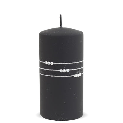 Lumânare decorativă neagră cu pietre strălucitoare, perfectă pentru decor modern, elegant și ușor dramatic. Creează o atmosferă sofisticată și este ideală pentru seri speciale sau decor minimalist premium. O piesă care atrage atenția instant.