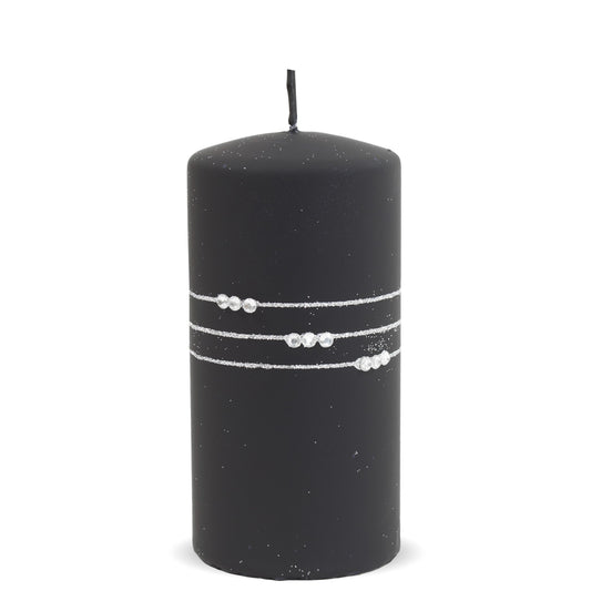Lumânare decorativă neagră cu pietre strălucitoare, perfectă pentru decor modern, elegant și ușor dramatic. Creează o atmosferă sofisticată și este ideală pentru seri speciale sau decor minimalist premium. O piesă care atrage atenția instant.