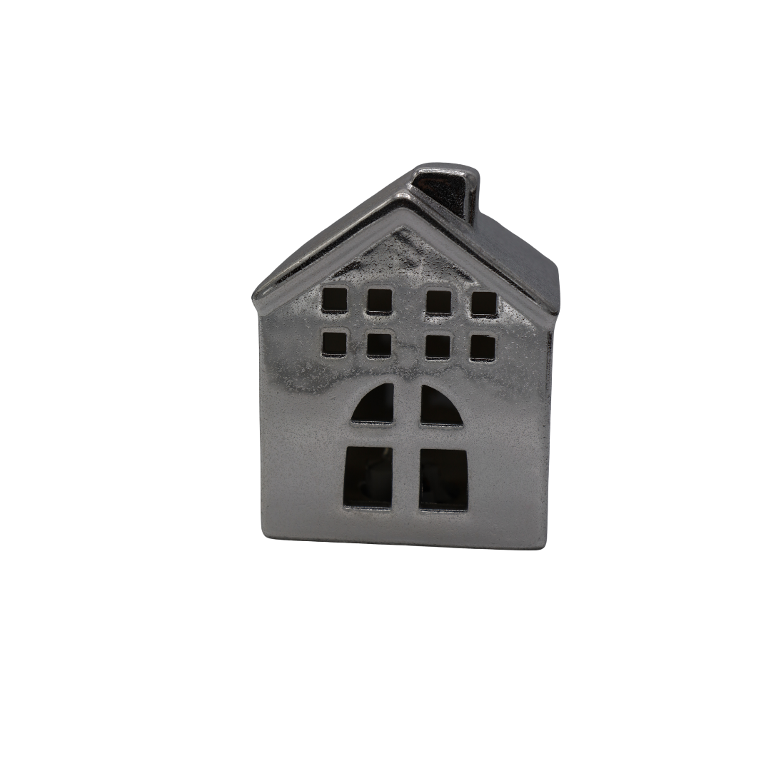 Căsuță decorativă realizată din ceramică argintie cu iluminare LED, creată pentru a aduce un plus de eleganță și atmosferă festivă în orice decor interior. Lumina ambientală și finisajul rafinat completează perfect decorurile moderne și cozy de iarnă și transformă această piesă într-un accent decorativ spectaculos pentru living, hol sau dormitor. Este ideală pentru decoruri de Crăciun și pentru cadouri festive elegante și practice.