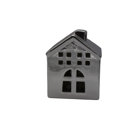 Căsuță decorativă realizată din ceramică argintie cu iluminare LED, creată pentru a aduce un plus de eleganță și atmosferă festivă în orice decor interior. Lumina ambientală și finisajul rafinat completează perfect decorurile moderne și cozy de iarnă și transformă această piesă într-un accent decorativ spectaculos pentru living, hol sau dormitor. Este ideală pentru decoruri de Crăciun și pentru cadouri festive elegante și practice.