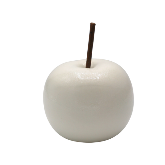 Măr decorativ realizat din ceramică albă cu design minimalist și elegant, creat pentru a aduce luminozitate și rafinament oricărui decor interior. Dimensiunea compactă îl face perfect pentru rafturi, măsuțe decorative, birouri sau compoziții moderne și minimaliste. Simbol al armoniei și echilibrului, această piesă decorativă completează armonios interioarele contemporane și reprezintă o alegere inspirată pentru cadouri de casă nouă, aniversări sau decoruri elegante și luminoase.