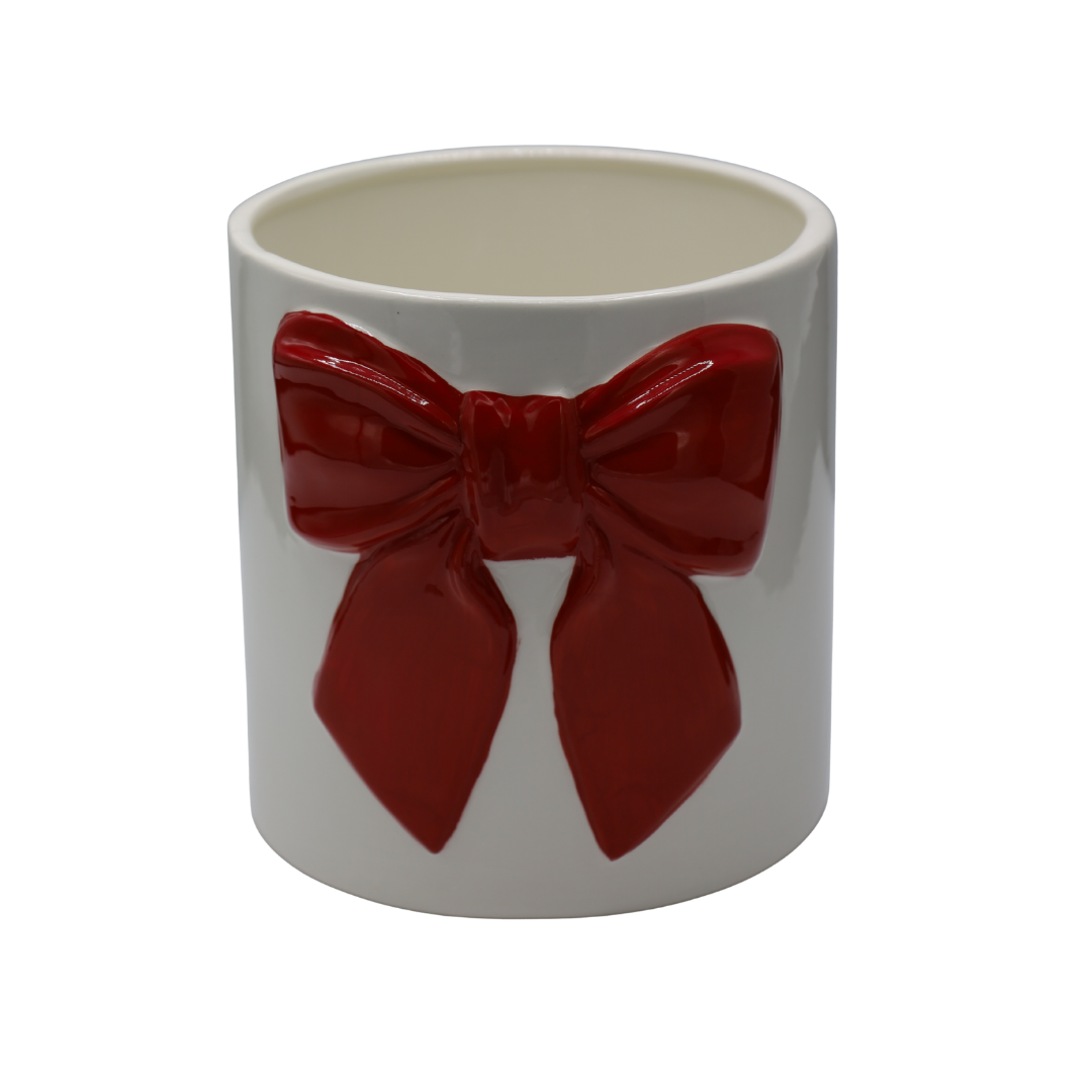 Ghiveci decorativ realizat din ceramică albă cu detalii roșii tip fontă, ideal pentru plante decorative, flori sau suculente. Designul elegant și contrastul cromatic oferă personalitate și stil oricărui spațiu interior și completează armonios decorurile moderne, romantice sau creative. Este perfect pentru living, bucătărie, dormitor sau birou și poate fi oferit drept cadou la casă nouă, aniversări sau pentru iubitorii de plante și accesorii decorative elegante.