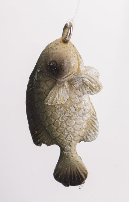 Figurină broască pescar pe piatră 14x11x17 cm