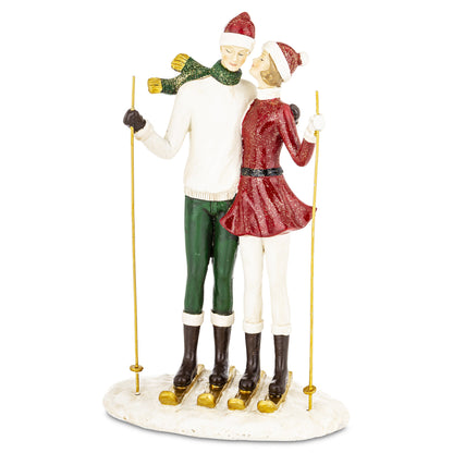 Figurină decorativă cu un cuplu pe ski-uri, o piesă cu tematică de iarnă care surprinde bucuria unei escapade la munte și atmosfera relaxată a sezonului rece. Designul simpatic și expresiv o transformă într-un accent original pentru decorul de Crăciun, cabane, case de vacanță sau interioare amenajate în stil montan. Este potrivită pentru living, bibliotecă, hol sau vitrină și poate fi oferită drept cadou de Crăciun unui cuplu, prietenilor pasionați de sporturile de iarnă sau iubitorilor de decorațiuni