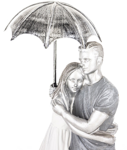 Figurină cuplu sub umbrelă decor romantic, ideală cadou iubire, aniversare și decor casă elegant emoțional.