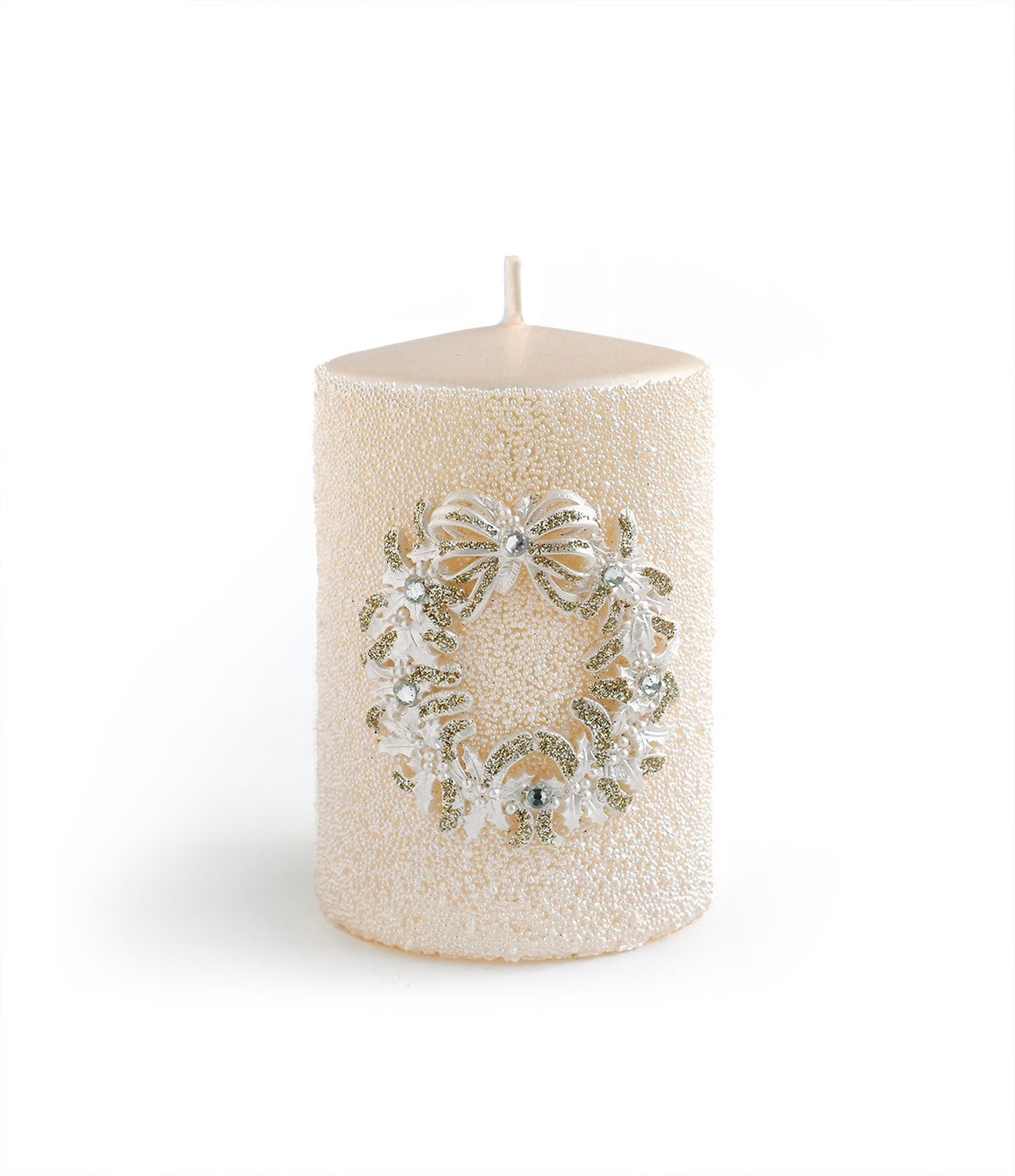 Lumânare decorativă crem de Crăciun, împodobită cu o cunună în tonuri argintii, potrivită pentru amenajarea unui interior elegant și festiv în perioada sărbătorilor. Nuanța crem oferă căldură vizuală, în timp ce detaliile argintii adaugă strălucire și rafinament. Poate fi integrată în aranjamente de masă, compoziții cu crengi de brad și ornamente de sezon sau așezată individual pe o consolă, comodă ori măsuță. Este o idee inspirată pentru cadou de Crăciun, pentru gazde