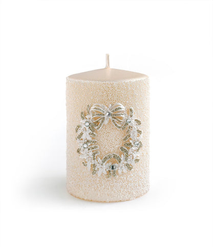 Lumânare decorativă crem de Crăciun, împodobită cu o cunună în tonuri argintii, potrivită pentru amenajarea unui interior elegant și festiv în perioada sărbătorilor. Nuanța crem oferă căldură vizuală, în timp ce detaliile argintii adaugă strălucire și rafinament. Poate fi integrată în aranjamente de masă, compoziții cu crengi de brad și ornamente de sezon sau așezată individual pe o consolă, comodă ori măsuță. Este o idee inspirată pentru cadou de Crăciun, pentru gazde