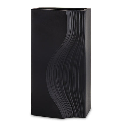 Vază din porțelan negru cu design minimalist modern, ideală pentru interioare sofisticate și elegante. Creează un contrast puternic și rafinat, fiind perfectă pentru flori simple sau aranjamente contemporane. Este o piesă statement pentru living, birou sau spații premium.