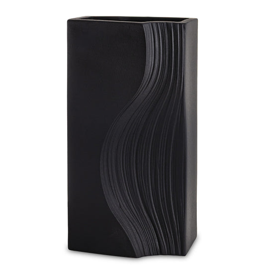 Vază din porțelan negru cu design minimalist modern, ideală pentru interioare sofisticate și elegante. Creează un contrast puternic și rafinat, fiind perfectă pentru flori simple sau aranjamente contemporane. Este o piesă statement pentru living, birou sau spații premium.