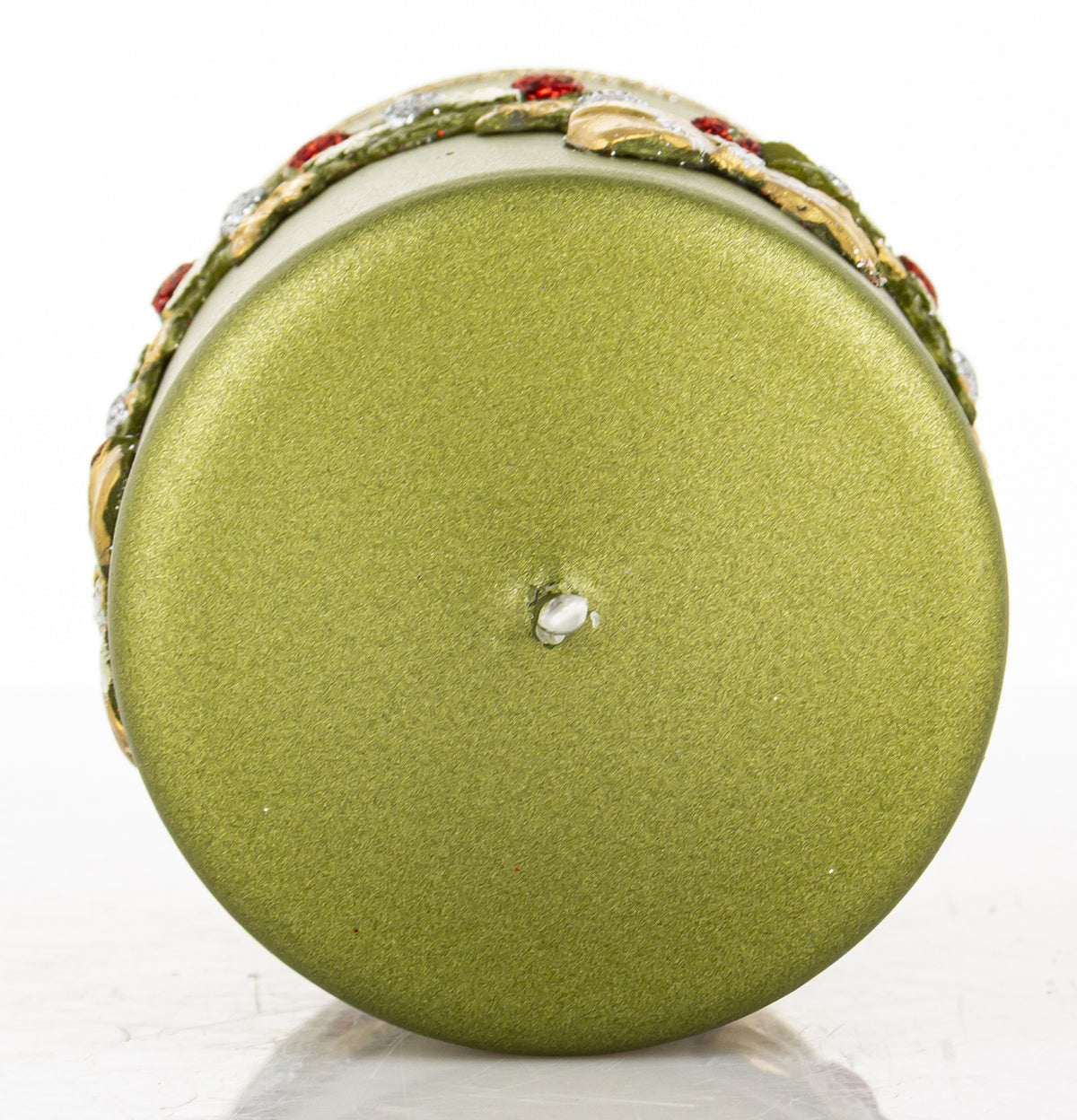 Lumânare verde de Crăciun cu fonte decorative, element festiv pentru masa de sărbători, living, consolă și aranjamente elegante de iarnă