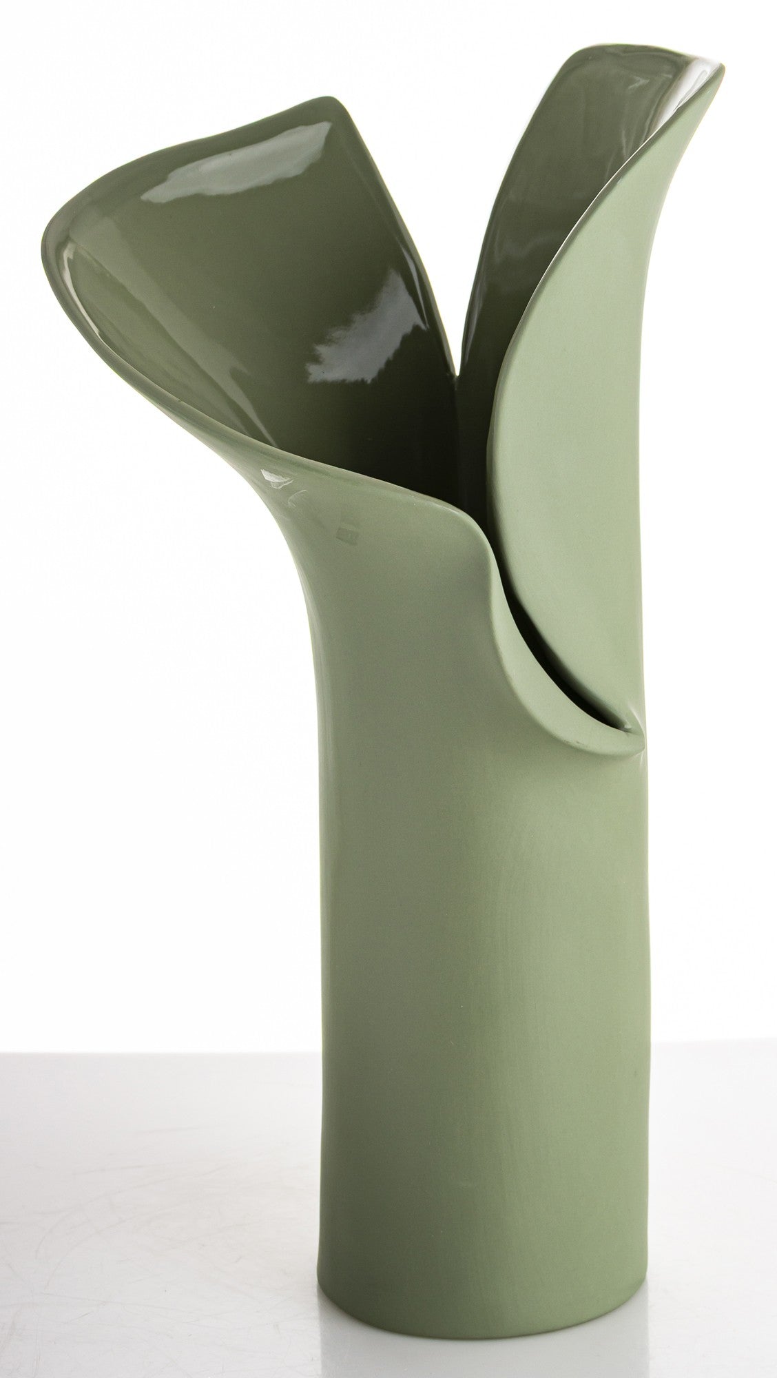 Vază porțelan verde minimalistă modernă, ideală pentru flori și decor interior elegant natural și contemporan.