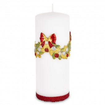 Lumânare decorativă albă cu pietre și sclipici, creată pentru a completa decorurile elegante de Crăciun și pentru a aduce un plus de strălucire în atmosfera sărbătorilor. Aspectul luminos se potrivește foarte bine cu ornamente argintii, aurii sau albe și poate fi folosit pentru realizarea unor aranjamente festive deosebite. Este potrivită pentru masa de Crăciun, living, consolă, comodă sau vitrină și poate deveni un cadou delicat pentru familie, prieteni, colegi sau gazde în perioada sărbătorilor.