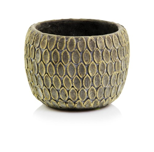 Ghiveci decorativ realizat din ceramică cu finisaj antichizat, ideal pentru decoruri rustice, vintage sau elegante. Aspectul său autentic și textura decorativă oferă personalitate și căldură oricărui spațiu și completează perfect plantele decorative, florile sau suculentele. Este potrivit pentru living, terasă acoperită, bucătărie sau balcon și reprezintă o alegere excelentă pentru iubitorii de decor rustic și accesorii decorative cu aspect vintage.