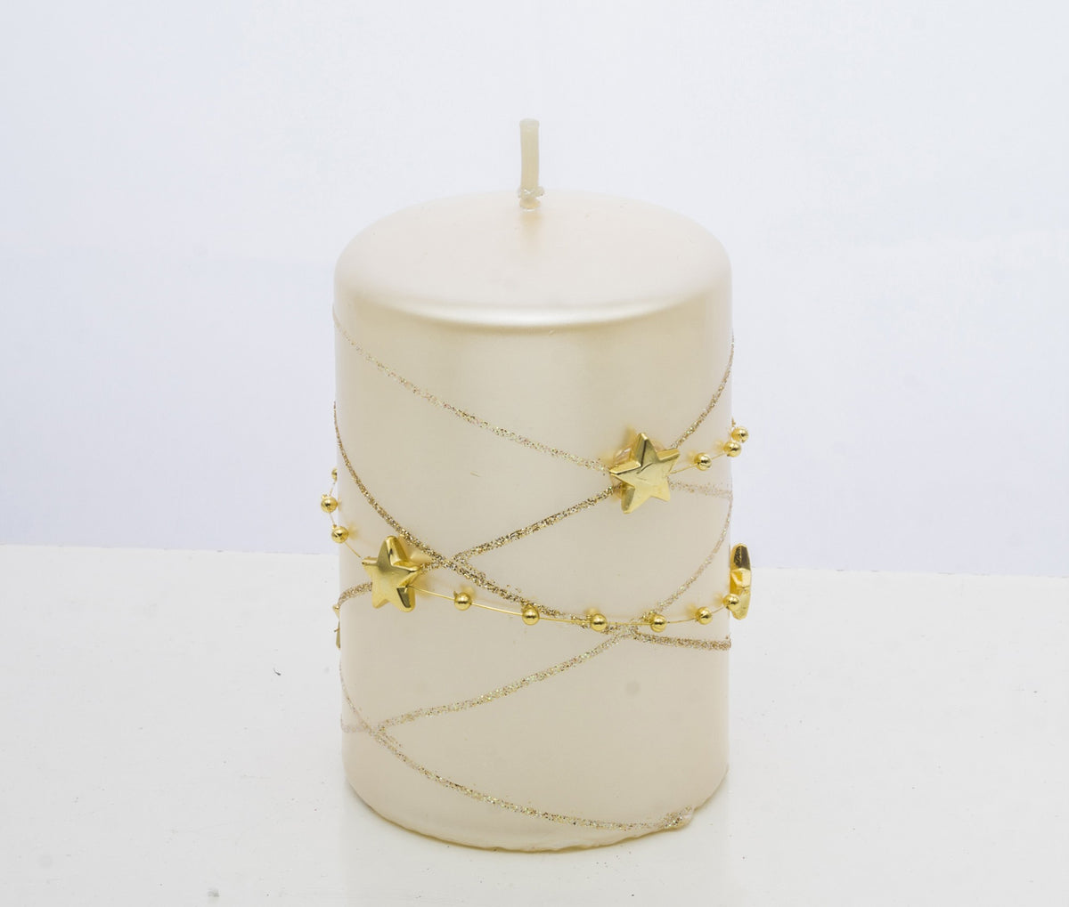 Lumânare decorativă cu stele aurii pentru mese festive, living și aranjamente elegante, potrivită pentru Crăciun și cadouri deosebite în perioada sărbătorilor.