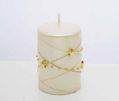 Lumânare decorativă cu stele aurii pentru mese festive, living și aranjamente elegante, potrivită pentru Crăciun și cadouri deosebite în perioada sărbătorilor.