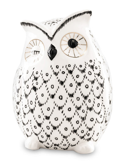 Figurină ceramică în formă de bufniță, potrivită pentru a adăuga un mic accent decorativ pe rafturi, biblioteci, etajere, birouri sau console. Silueta bufniței poate completa atât amenajările moderne, cât și spațiile cu influențe clasice, fiind ușor de integrat printre alte obiecte decorative. Poate fi o idee simpatică de cadou pentru o persoană pasionată de animale, decorațiuni sau obiecte cu personalitate, fiind potrivită pentru aniversări, casă nouă, sărbători sau un cadou oferit pur și simplu
