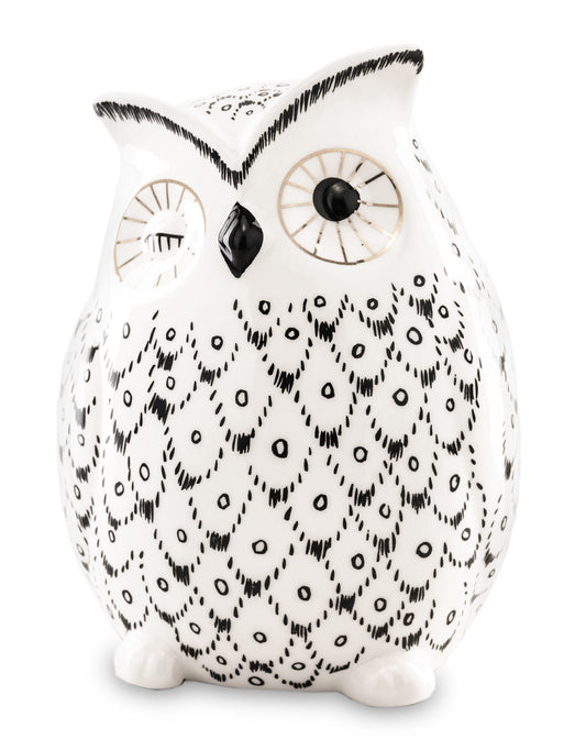Figurină ceramică în formă de bufniță, potrivită pentru a adăuga un mic accent decorativ pe rafturi, biblioteci, etajere, birouri sau console. Silueta bufniței poate completa atât amenajările moderne, cât și spațiile cu influențe clasice, fiind ușor de integrat printre alte obiecte decorative. Poate fi o idee simpatică de cadou pentru o persoană pasionată de animale, decorațiuni sau obiecte cu personalitate, fiind potrivită pentru aniversări, casă nouă, sărbători sau un cadou oferit pur și simplu