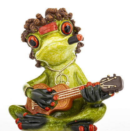 Figurină broaște cu inimă în brațe aduce un accent decorativ aparte în locuință. O alegere inspirată pentru aniversări, casă nouă, cadouri pentru gazde.