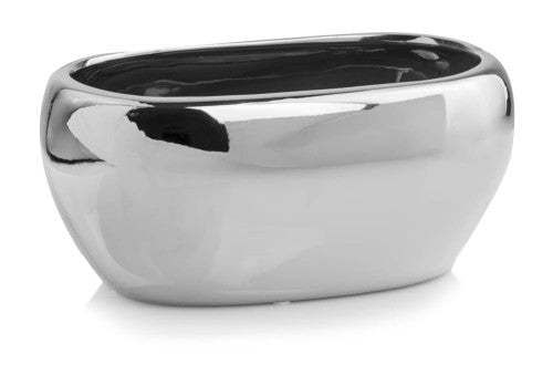 Ghiveci decorativ realizat din ceramică argintie cu finisaj premium și design elegant, ideal pentru decoruri moderne și sofisticate. Aspectul metalizat oferă un plus de stil și rafinament oricărui spațiu interior și completează perfect plantele decorative, florile sau suculentele. Este potrivit pentru living, dormitor, birou sau dining și reprezintă o alegere excelentă pentru decoruri glam și accesorii decorative premium.