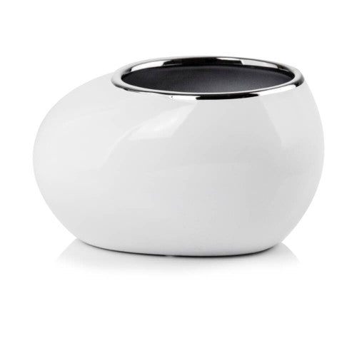 Ghiveci decorativ realizat din ceramică alb argintiu cu design elegant și finisaj sofisticat, ideal pentru plante decorative și flori de interior. Combinația cromatică luminoasă completează armonios decorurile moderne și premium și oferă un accent decorativ rafinat pentru living, dining, birou sau dormitor. Este perfect pentru plante verzi și suculente și poate fi oferit drept cadou elegant pentru casă nouă, aniversări sau persoane pasionate de decor contemporan.