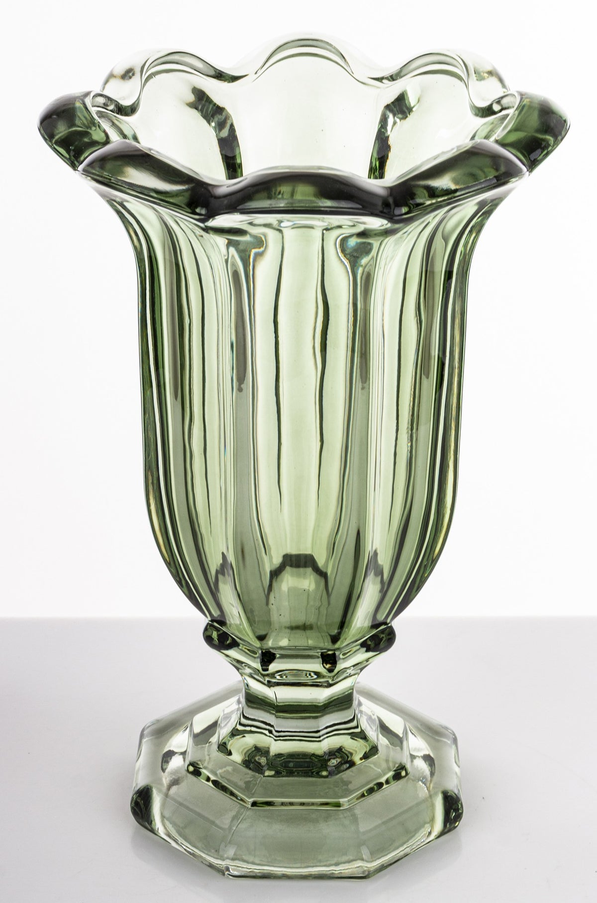 Vază sticlă masivă verde cu picior, ideală flori, casă nouă și decor modern natural elegant.