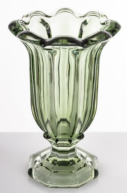 Vază sticlă masivă verde cu picior, ideală flori, casă nouă și decor modern natural elegant.