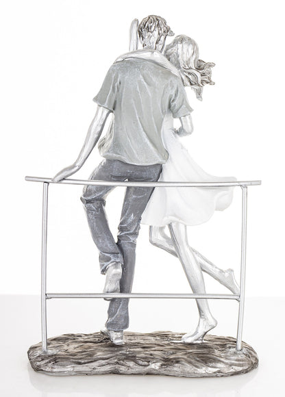 Figurină cuplu îmbrățișați decor romantic, ideală cadou aniversare, nuntă și casă nouă.