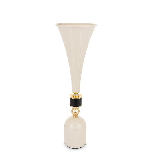 Vază metalică înaltă în stil boho, perfectă pentru interioare creative, naturale și relaxate. Este ideală pentru flori uscate, pampas sau decor minimalist boem. Adaugă textură și personalitate oricărui spațiu, fiind o piesă statement în decorul modern.