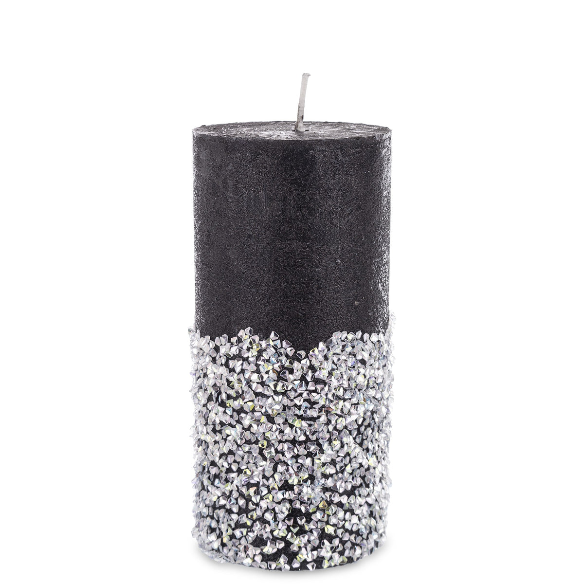Lumânare decorativă de dimensiuni mari în nuanță verde antichizat, creată pentru a aduce un aer sofisticat și ușor vintage în orice decor interior. Este ideală pentru aranjamente festive, mese elegante sau decoruri cu tematică naturală și clasică. Textura și culoarea sa o fac potrivită pentru spații calde, primitoare și ușor rafinate.