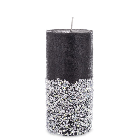 Lumânare decorativă de dimensiuni mari în nuanță verde antichizat, creată pentru a aduce un aer sofisticat și ușor vintage în orice decor interior. Este ideală pentru aranjamente festive, mese elegante sau decoruri cu tematică naturală și clasică. Textura și culoarea sa o fac potrivită pentru spații calde, primitoare și ușor rafinate.