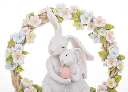 Decorațiune de Paște cu iepuri într-o arcadă decorativă cu flori, ideală pentru masă, living, vitrină și decorul festiv de primăvară