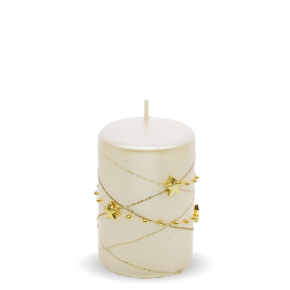 Lumânarea decorativă cu stele aurii este potrivită pentru compoziții festive și pentru amenajarea mesei, a livingului sau a unui colț decorativ din locuință. Detaliile în formă de stele aurii adaugă un accent de sărbătoare și pot completa frumos decorațiunile de Crăciun și de iarnă. Poate fi integrată în aranjamente cu alte lumânări, figurine, crenguțe decorative sau ornamente de sezon. Este o alegere potrivită pentru decorarea propriei case și poate fi oferită cadou de Crăciun