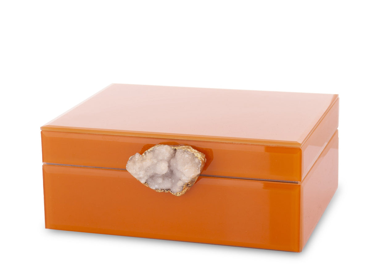 Cutie decorativă pentru bijuterii din sticlă portocalie, ideală pentru organizarea accesoriilor într-un mod elegant și rafinat. Designul său decorativ o transformă într-o piesă de accent pentru dormitor sau dressing. Perfectă ca dar pentru femei sau cadouri elegante de ocazie.