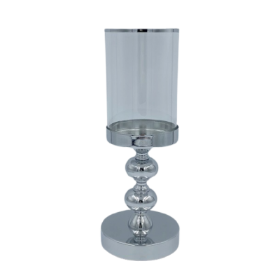 Sfeșnic decorativ argintiu cu două bile, piesă modernă și elegantă care adaugă rafinament și echilibru vizual oricărui spațiu interior. Este ideal pentru mese festive, living sau decoruri contemporane sofisticate. Designul său îl face ușor de integrat în interioare minimaliste sau luxoase și reprezintă o alegere excelentă pentru cadouri elegante.
