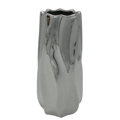 Vază decorativă din ceramică argintie cu design spirală, o piesă modernă cu impact vizual artistic puternic. Este ideală pentru interioare elegante, minimaliste sau contemporane, unde se dorește un obiect statement discret. Poate fi folosită atât cu flori naturale cât și ca element decorativ independent, aducând rafinament și dinamism spațiului. Este perfectă pentru living, birou sau cadouri premium.