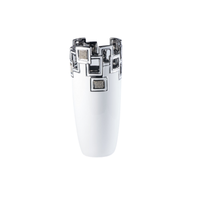 Vază decorativă ceramică alb-argintie cu model geometric pătrat, creată pentru interioare moderne și ordonate vizual. Dimensiunea medie o face ideală pentru mese, console sau rafturi decorative. Designul său minimalist adaugă eleganță și structură spațiului, fiind perfectă pentru flori simple sau aranjamente discrete. Este o alegere excelentă pentru decor contemporan sau cadouri de casă nouă.