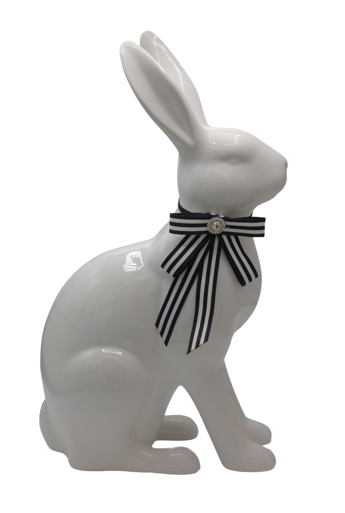 Figurină decorativă iepure realizată din ceramică cu aspect de fontă și finisaj mov elegant, creată pentru decoruri originale și sofisticate de primăvară sau Paște. Dimensiunea mare și designul artistic transformă această piesă într-un punct de atracție pentru living, hol, dining sau vitrine decorative. Nuanța mov oferă un aer modern și elegant, iar simbolistica iepurelui aduce energie pozitivă și prospețime decorului interior. Este ideală pentru cadouri de Paște, casă nouă