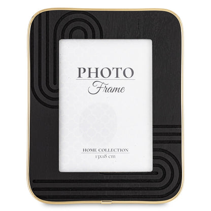 Ramă foto elegantă negru cu detalii aurii, perfectă pentru expunerea amintirilor într-un stil sofisticat. Este ideală pentru living, birou sau dormitor și adaugă un accent premium decorului. O alegere excelentă pentru cadouri de casă nouă sau aniversări.