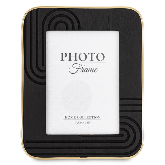 Ramă foto elegantă negru cu detalii aurii, perfectă pentru expunerea amintirilor într-un stil sofisticat. Este ideală pentru living, birou sau dormitor și adaugă un accent premium decorului. O alegere excelentă pentru cadouri de casă nouă sau aniversări.
