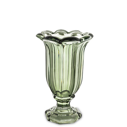 Vază din sticlă masivă cu picior verde, ideală pentru decor modern natural și vibrant. Este perfectă pentru flori mari sau aranjamente elegante, aducând prospețime și stil oricărui spațiu. Se potrivește în living, birou sau spații creative. Cadou excelent pentru casă nouă sau aniversări.