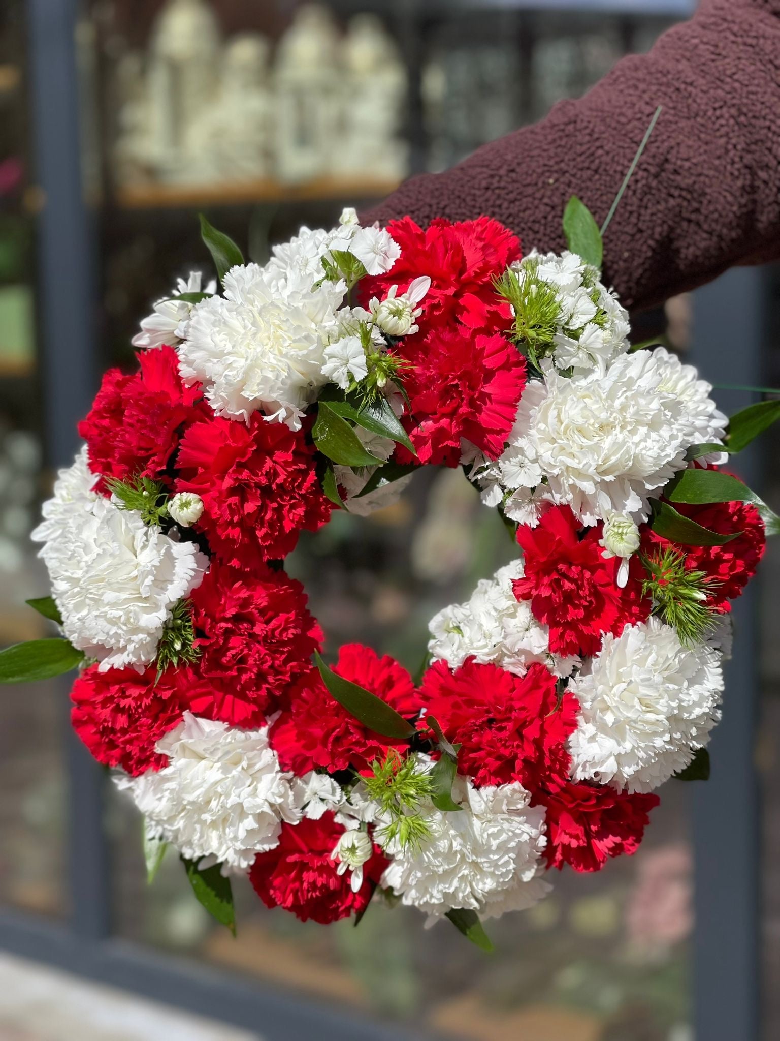 Aranjament funerar cu garoafe roșii și albe - coroană elegantă - livrare gratuită flori în Reșița