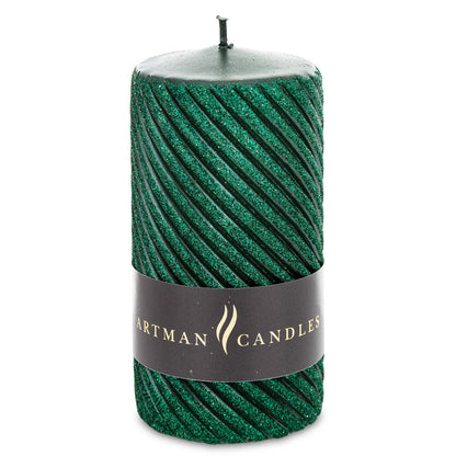 Lumânare decorativă verde cu sclipici, perfectă pentru decor festiv, elegant și proaspăt. Creează o atmosferă relaxantă și luminoasă, ideală pentru sărbători, cine speciale sau decor modern de casă. Este potrivită ca dar de casă nouă, aniversări sau cadouri festive.